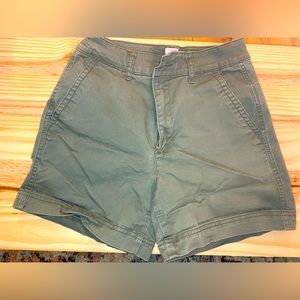 GAP girlfriend khaki shorts in olive sz0 GUC